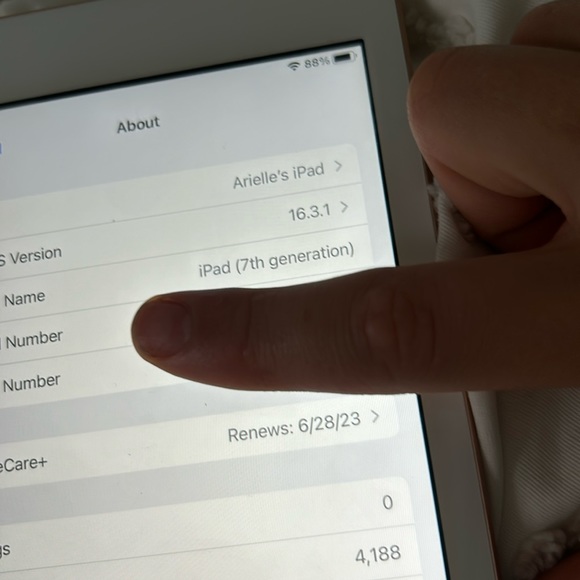 Basically new 7th generation IPAD. Rose gold WITH BOX!!! - Picture 6 of 6